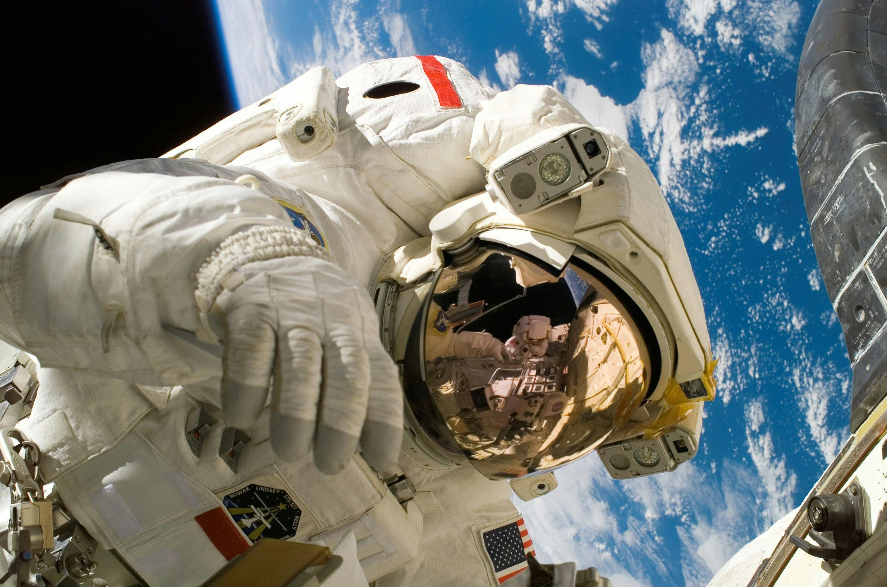 american-astronaut-in-space-2156
